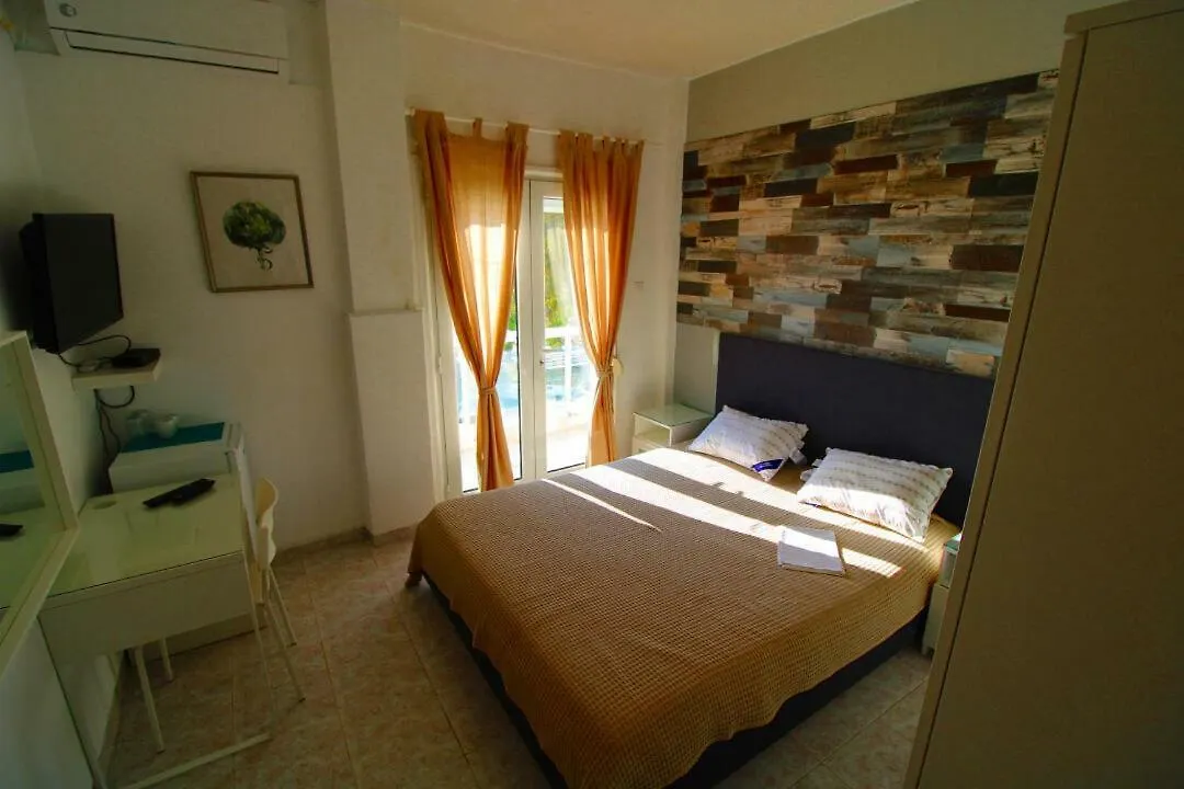 Sunset Beachfront Apartments Neos Marmaras