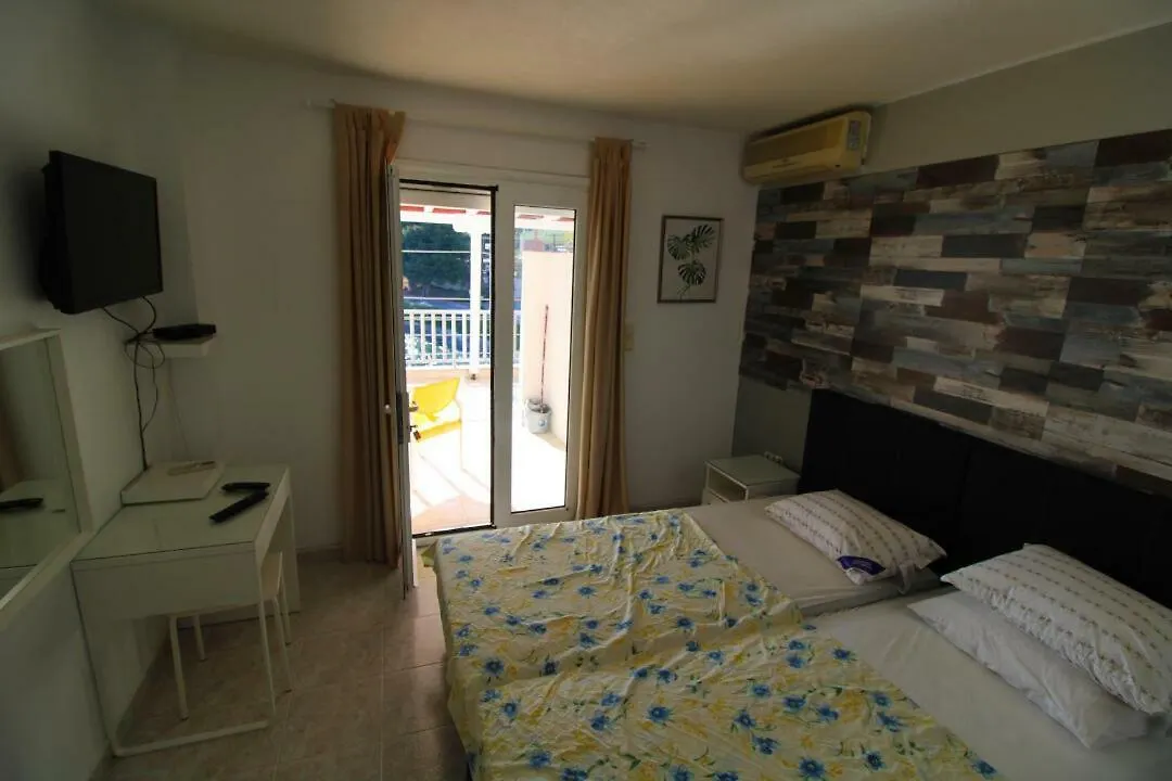 Sunset Beachfront Apartments Neos Marmaras