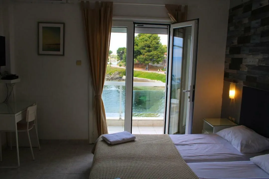 Sunset Beachfront Apartments Neos Marmaras